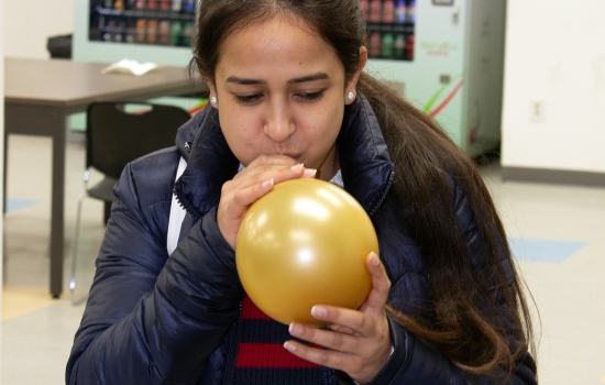 A student blows up their balloon 