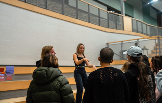 Students speak with the Trusti employee