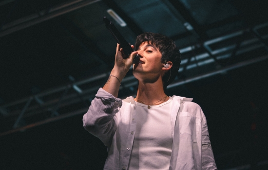 Elijah Woods performs on a stage