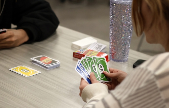 Two students play Uno