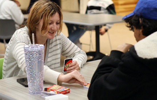 Two students play Uno 