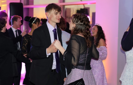 A pair of guests share a moment on the dance floor